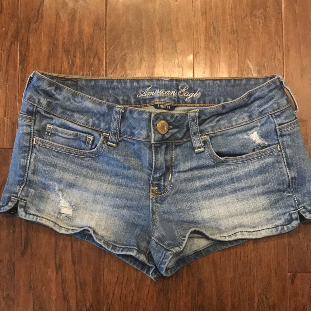 American Eagle Size 2 medium wash denim shorts